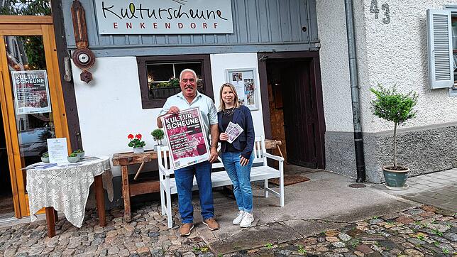 Stefan Brandl und Katharina Reitinger mit dem Programm. Foto: Susanne Eschbach