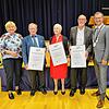 Mit Stellvertreterin Brigitte Ammelounx (links) ehrt Bürgermeister Patrick Stärk (rechts) Manfred Keller (ab Zweiter von links), Erika ...