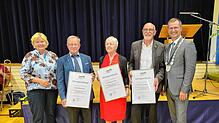 Mit Stellvertreterin Brigitte Ammelounx (links) ehrt Bürgermeister Patrick Stärk (rechts) Manfred Keller (ab Zweiter von links), Erika ...
