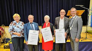 Mit Stellvertreterin Brigitte Ammelounx (links) hat Bürgermeister Patrick Stärk (von rechts) Klaus-Peter Minge, Manfred Keller und Erika ...