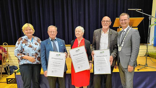 Mit Stellvertreterin Brigitte Ammelounx (links) hat Bürgermeister Patrick Stärk (von rechts) Klaus-Peter Minge, Manfred Keller und Erika ...