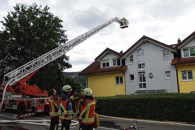 Mit der Stockacher Drehleiter rückten die Feuerwehrleute von der Wahlwieser Straße her an das Gebäude vor.