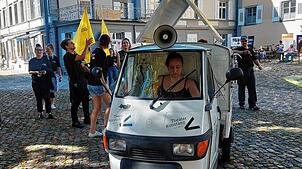 Auftritt mit Ape: Mit diesem Gefährt kommt Theaterintendantin Karin Becker traditionell auf den Münsterplatz gefahren und begrüßt die Gäste.