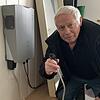 Mit einem speziellen Stecker wird der mit Sonnenkraft erzeugte Strom vom Wechselrichter ins Netz eingespeist. Dieter Preuss ist ...