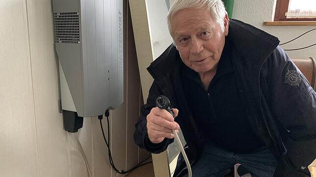 Mit einem speziellen Stecker wird der mit Sonnenkraft erzeugte Strom vom Wechselrichter ins Netz eingespeist. Dieter Preuss ist ...