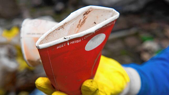 Einweg-Kaffeebecher wie dieser (Symbolbild) sollen in Singen künftig noch weniger zum Stadtbild gehören. Ein Mehrweg-System wird bisher ...