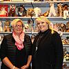 Heike Heinzelmann und Sonja Uhl vom Traditions-Spielzeuggeschäft Swars haben noch volle Regale mit Spielsachen. Doch sie raten allen, ...