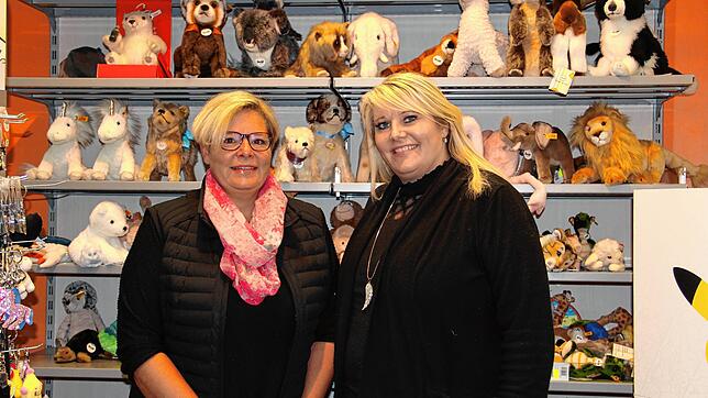 Heike Heinzelmann und Sonja Uhl vom Traditions-Spielzeuggeschäft Swars haben noch volle Regale mit Spielsachen. Doch sie raten allen, ...