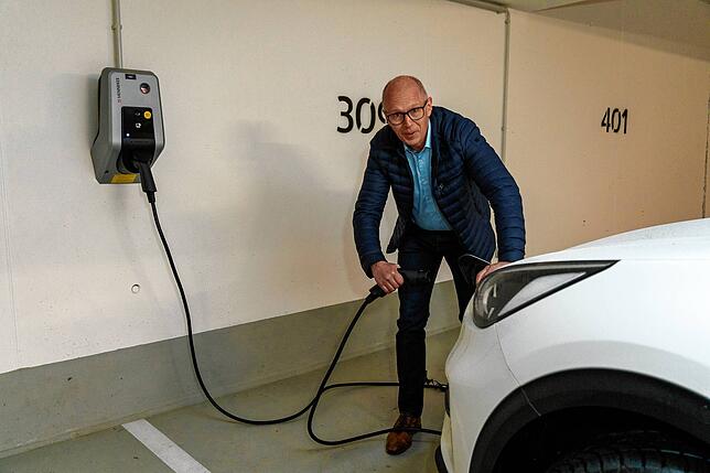 Uwe Strittmatter an einer Wallbox in einer von ihm verwalteten Wohneigentumsanlage.