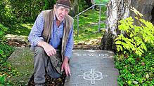 Steinbildhauer Edelbert Wasmer hat die Inschrift auf der Grabplatte von Emil Rudolf Weiß restauriert. Bild: Susanne Filz