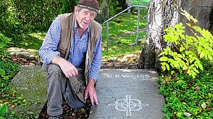 Steinbildhauer Edelbert Wasmer hat die Inschrift auf der Grabplatte von Emil Rudolf Weiß restauriert. Bild: Susanne Filz