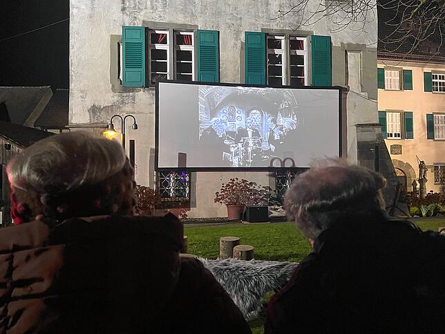 (Archivbild) 2024 fand die dritte Auflage des Winterkinos im Museumsgarten Überlingen mit der Feuerzangenbowle statt.