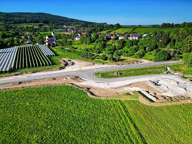 Bild 5: Drohnenflug über Riedheim: So sieht die gesperrte Müllstraße K7742 aus der Vogelperspektive aus