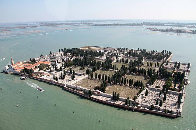 Die Friedhofsinsel San Michele bei Venedig.
