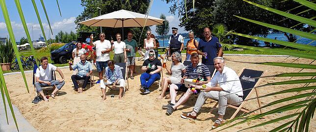Strandbar mit Sand und Seesicht: Die an der Attraktivitätssteigerung auf Klein Venedig Beteiligten testeten bereits die Liegestühle ...