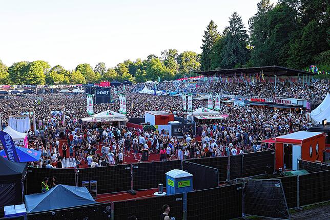 Bild 19: Festivalsommer startet – Fans feiern ausgelassen beim Campus-Festival