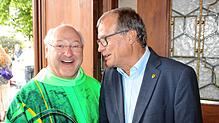 Pfarrer Andreas Brüstle geht mit einem Lächeln, hier mit OB Klaus Eberhardt nach dem Abschiedsgottesdienst in der Kirche St. Josef. ...