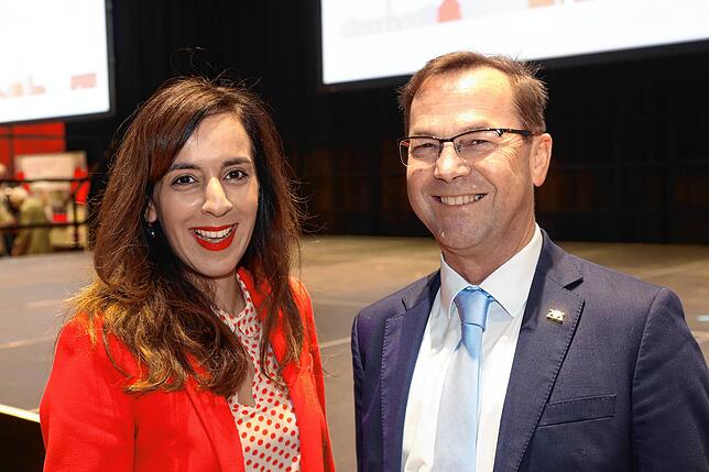 Die Landtagsabgeordneten Nese Erikli (Grüne) und Jürgen Keck (FDP).