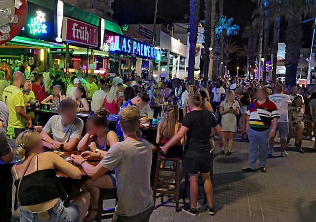 Party an der "Bierstraße" auf Mallorca Palma de Mallorca: Dichtes gedränge herrscht an der "Bierstraße".