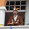 Der Ordensmeister des Narrengerichts, Markus Vollmer, hält in sicherem Abstand auf dem Balkon der Adler Post die Zeremonie ab.