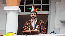 Der Ordensmeister des Narrengerichts, Markus Vollmer, hält in sicherem Abstand auf dem Balkon der Adler Post die Zeremonie ab.