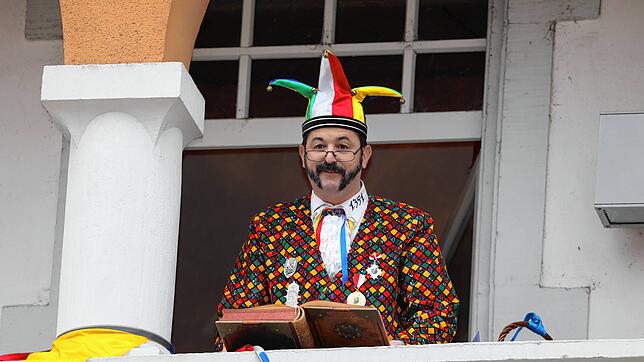 Der Ordensmeister des Narrengerichts, Markus Vollmer, hält in sicherem Abstand auf dem Balkon der Adler Post die Zeremonie ab.
