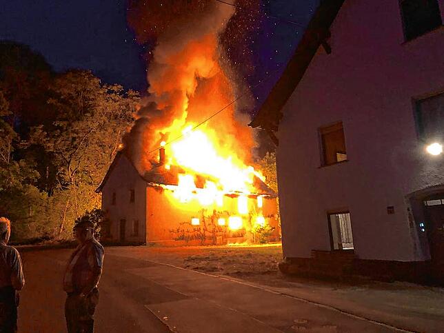 Ein ehemaliges landwirtschaftliches Gebäude in Schwackenreute brennt.
