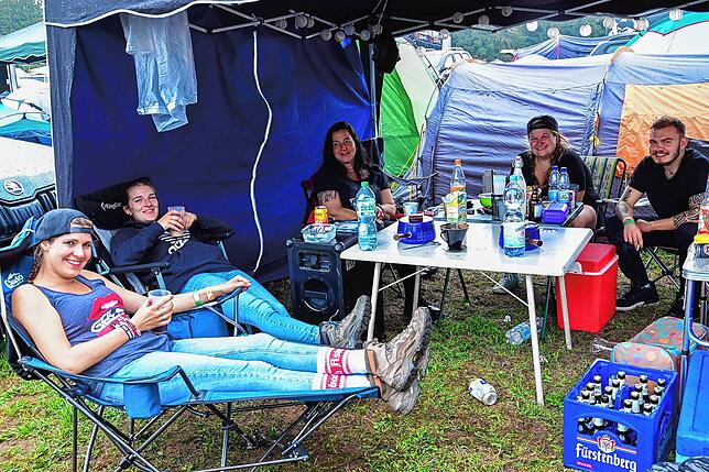 Diese Truppe vertreibt sich den Tag bis sich die Tore des Metalackergeländes öffnen mit &bdquo;trinken und relaxen.&ldquo;
