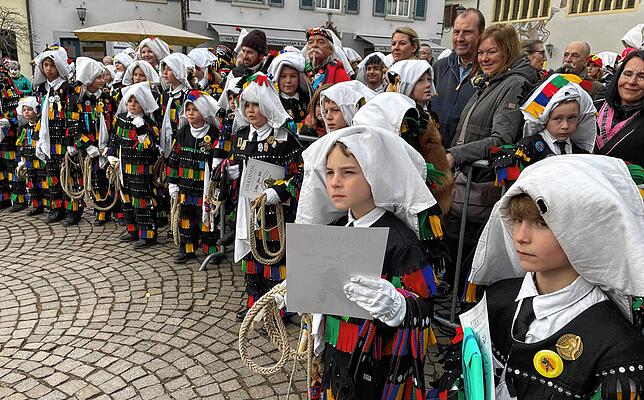 Bild 24: Große und kleine Hänsele ließen die Karbatschen in Überlingen knallen
