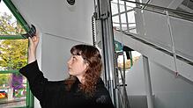 Lilja Maria Asmundsdottir verwandelt die Donaueschinger Galerie im Turm in ein  riesiges Instrument. Bild: Stefan Simon