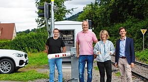 Projektleiter Thomas Heim, Arne Zwick, der Bürgermeister von Meßkirch, Stockachs Bürgermeisterin Susen Katter und Severin Rommeler, der ...