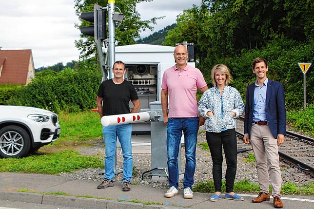 Projektleiter Thomas Heim, Arne Zwick, der Bürgermeister von Meßkirch, Stockachs Bürgermeisterin Susen Katter und Severin Rommeler, der ...