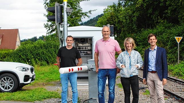Projektleiter Thomas Heim, Arne Zwick, der Bürgermeister von Meßkirch, Stockachs Bürgermeisterin Susen Katter und Severin Rommeler, der ...