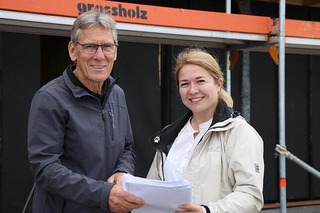 Bauingenieur Alois Arnold vom Amt für Vermögen und Bau sowie Architektin Christiane Lamprecht vom Konstanzer Architekturbüro FRM machen ...