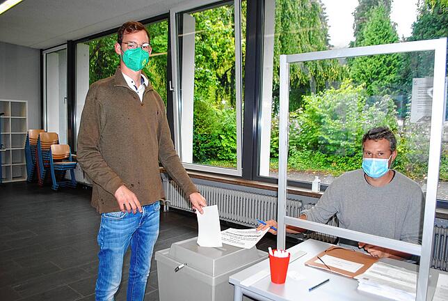 Jan-Lukas Schmitt, Kandidat der Grünen bei der Bundestagswahl, gibt kurz nach elf Uhr am Wahlsonntag seine Stimme im Hochrhein-Gymnasium ...
