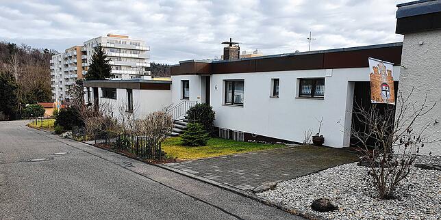 Vor dem Bungalow weht die Fahne der Niederburg.