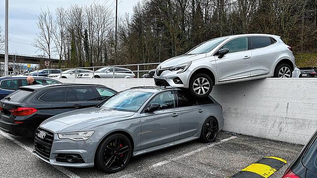 Clio landet auf Audi: Laut Kantonspolizei Aargau hat eine Frau beim Einparken Gas und Bremse verwechselt.