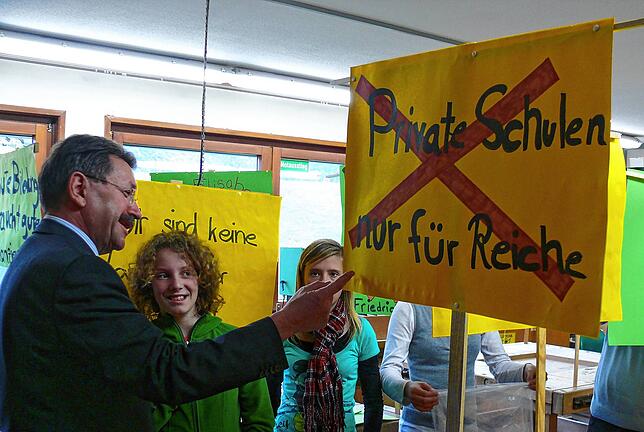 Ein Bild von 2009 in der Mädchenrealschule St. Elisabeth in Friedrichshafen und eine politische Botschaft, die Hans-Peter Wetzel (links) ...