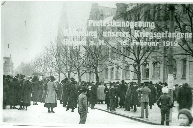 "Protestkundgebung zur Befreiung unserer Kriegsgefangenen. Singen a.H. 16. Februar 1919", steht auf dieser Postkarte.