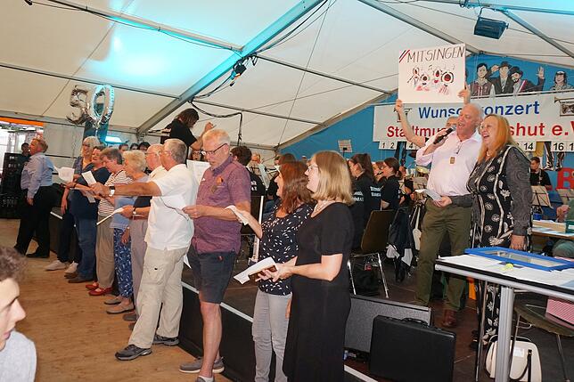 Die Delegation aus England singt beim Wunschkonzert der Stadtmusik gemeinsam „Sussex of the sea“.