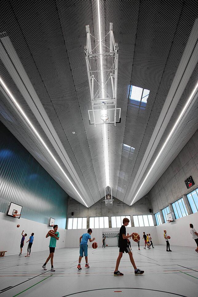 Im oberen Deck befindet sich eine Ballsporthalle und eine Geräteturnhalle.