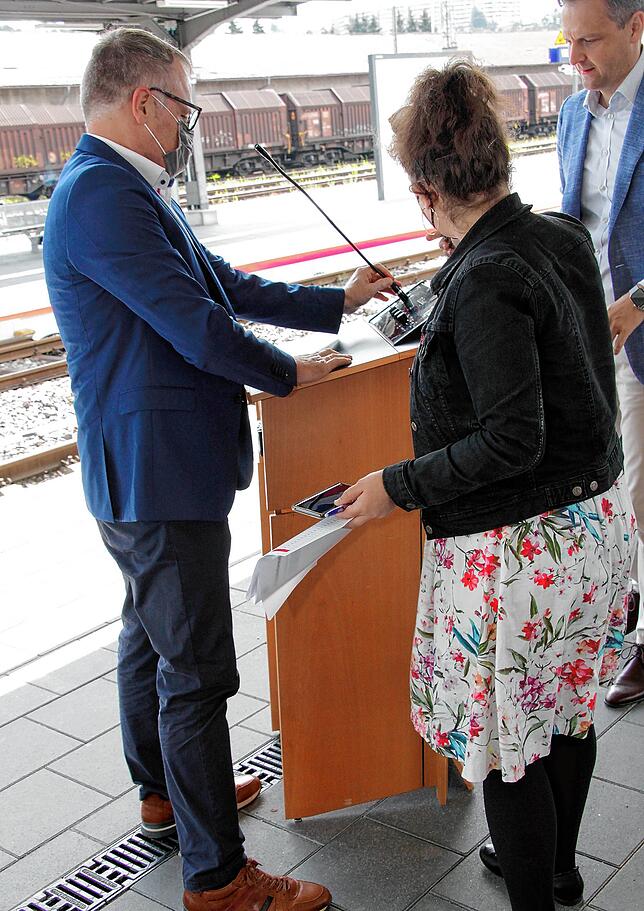 Michael Groh (links), Leiter Regionalbereich Südwest bei der DB Station&Service AG, sowie Bundestagsabgeordneter Marcel Klinge von der ...