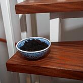 Kaffeesatz soll helfen, den beißenden Brandgeruch aus dem Haus zu entfernen.