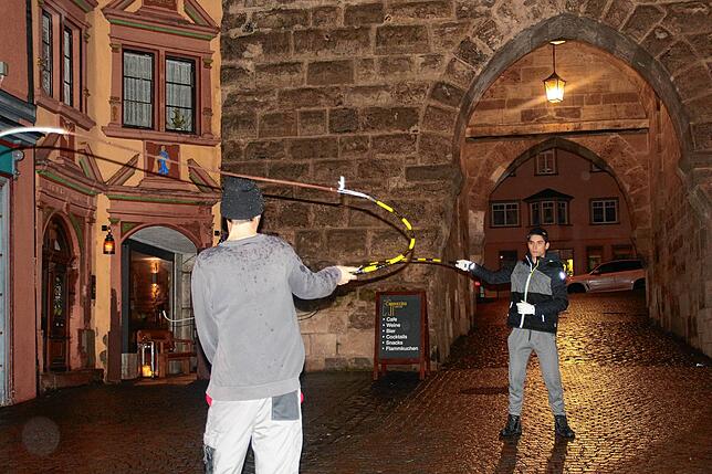 Klepfer Jonathan Springer (rechts) und sein Kollege Lukas Auch üben mit den Goaßln für den Narrensprung.
