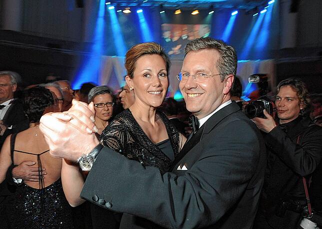 Lang ist&lsquo;s her: Bettina und Christian Wulff 2009 auf dem Landespresseball. Damals war sie First Lady und er der Ministerpräsident ...