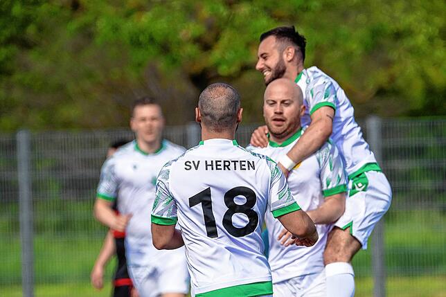 Bild 13: SV Herten setzt sich mit 4:2 gegen den FC Rot-Weiß Weilheim durch &ndash; und wir haben Bilder!