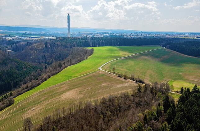 Der Bauplatz der neuen Haftanstalt ist bislang eine Wiesen- und Ackerfläche auf einer Hügelkuppe oberhalb von Rottweil – im ...