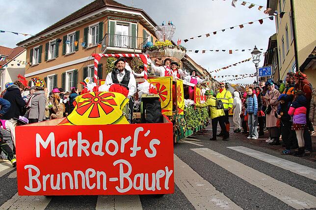 Lenkungskreis der etwas anderen Art: Stadtverwaltung und Stadtgärtnerei präsentieren auf ihrem Wagen den neuen mehrstöckigen Brunnen.