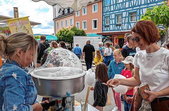 Bild 12: Bilder vom Straßenfest am Schweizer Feiertag (2)