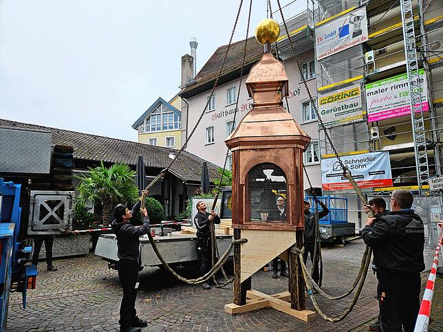 Bild 4: Der neue Glockenturm ist da! Historische Konstruktion frisch renoviert und wieder an Ort und Stelle